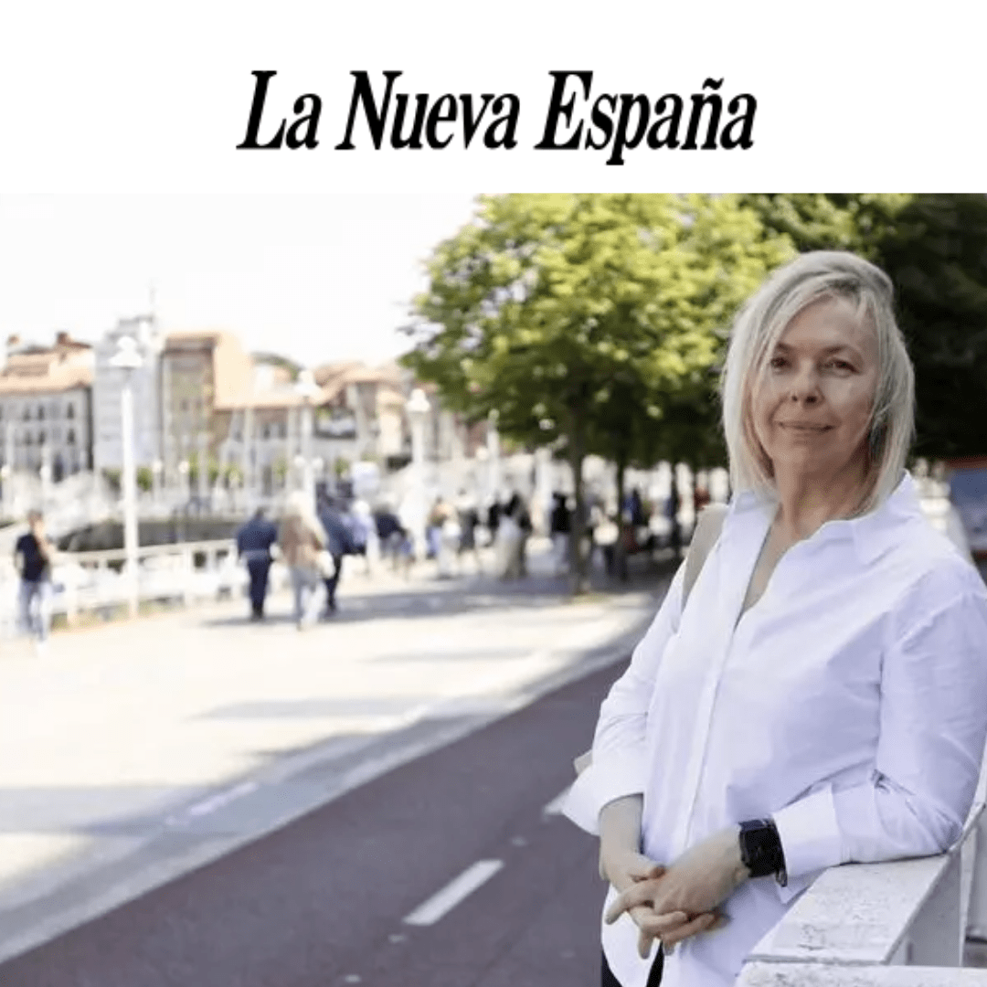 Sara Álvarez Rouco, concejala de Vox en el Ayuntamiento de Gijón, durante una entrevista para La Nueva España, fotografiada en el paseo marítimo de Fomento el 8 de junio de 2025.