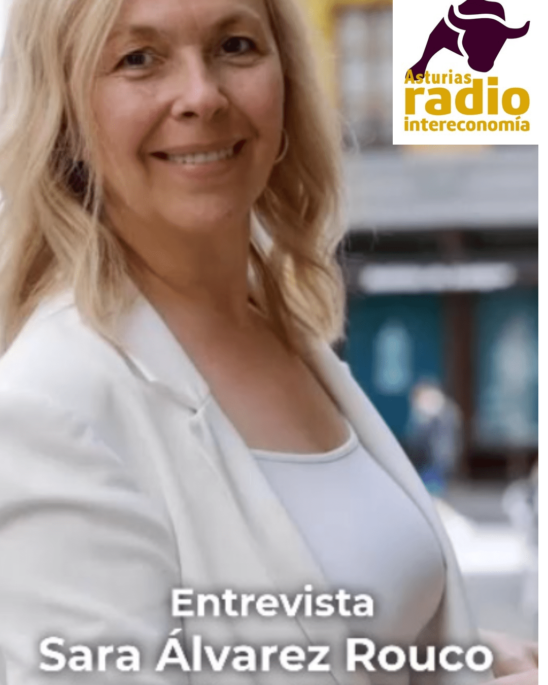 Sara álvarez Rouco-entrevista-Intereconomia 14 jul 2025 Sara Álvarez Rouco sonríe durante una entrevista en Radio Intereconomía Asturias el 14 de julio de 2025, donde abordó la situación de la dependencia y los servicios sociales en Asturias.